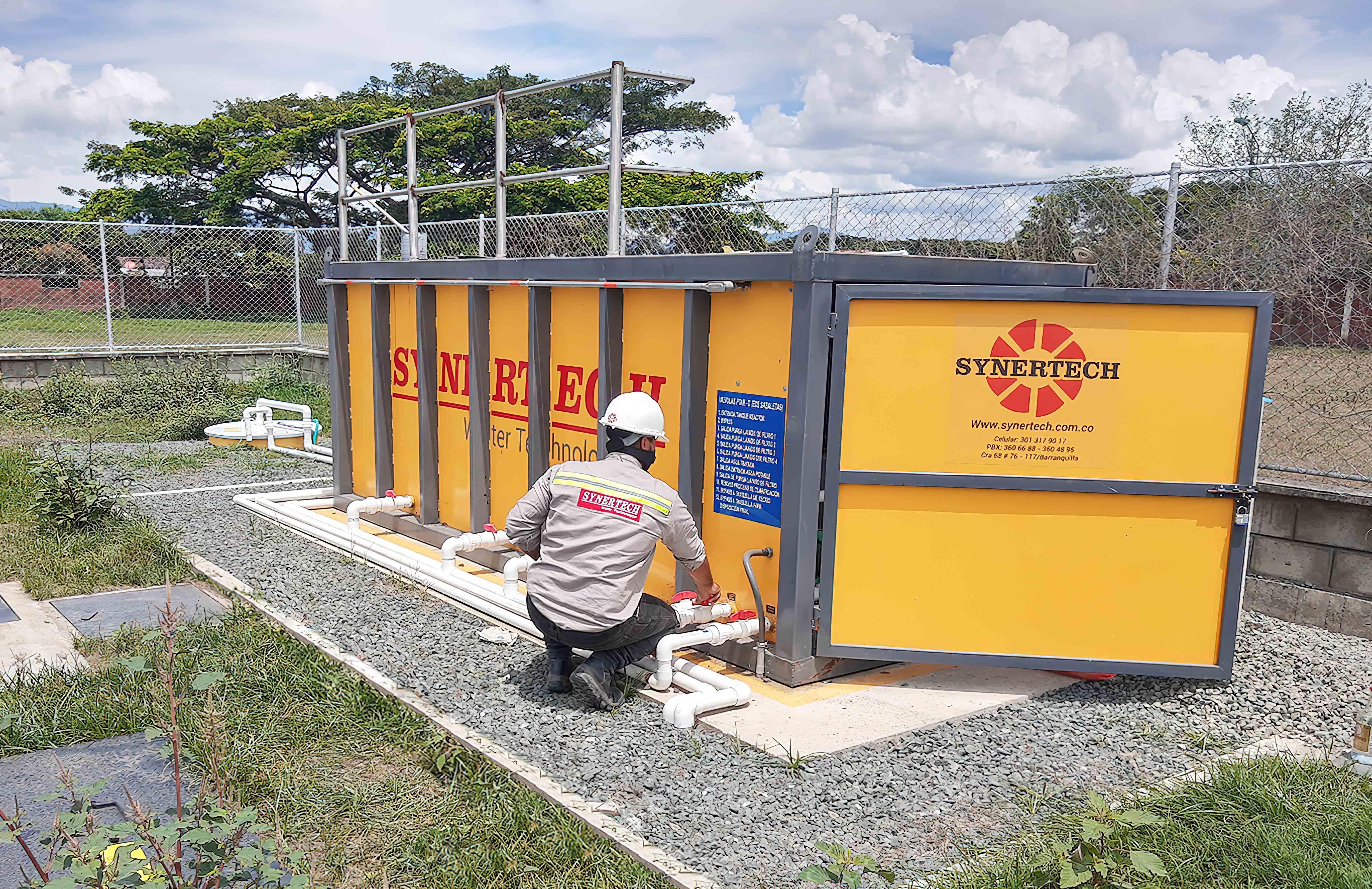 persona realizando pruebas en planta complementaria de tratamiento de aguas residuales - ver detalles de la planta