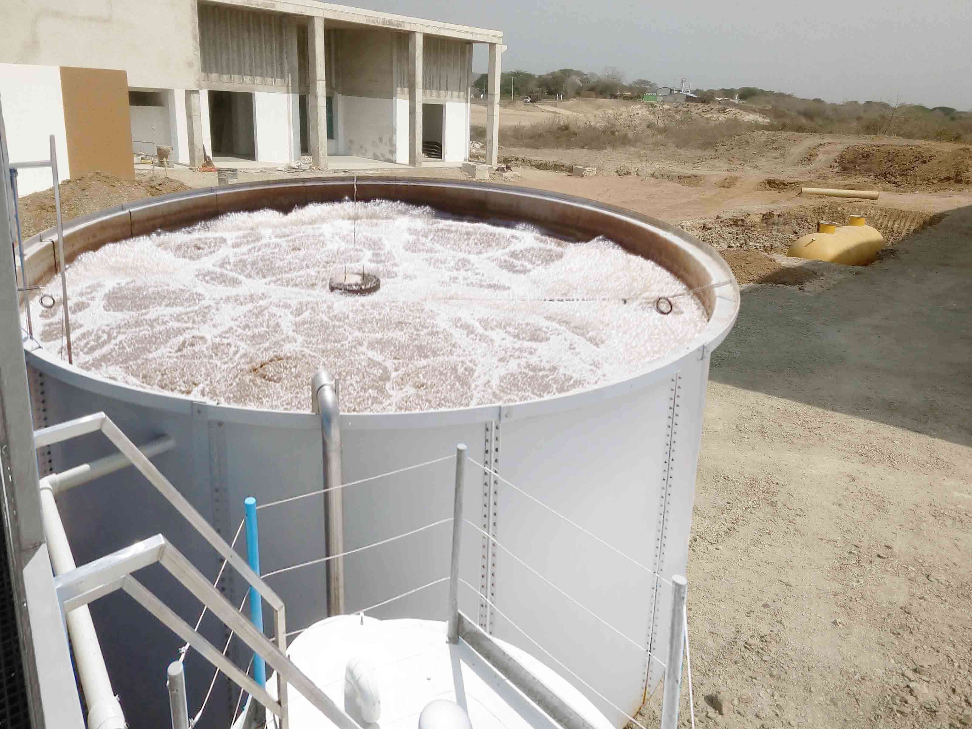 persona realizando pruebas en planta complementaria de tratamiento de aguas residuales - ver detalles de la planta