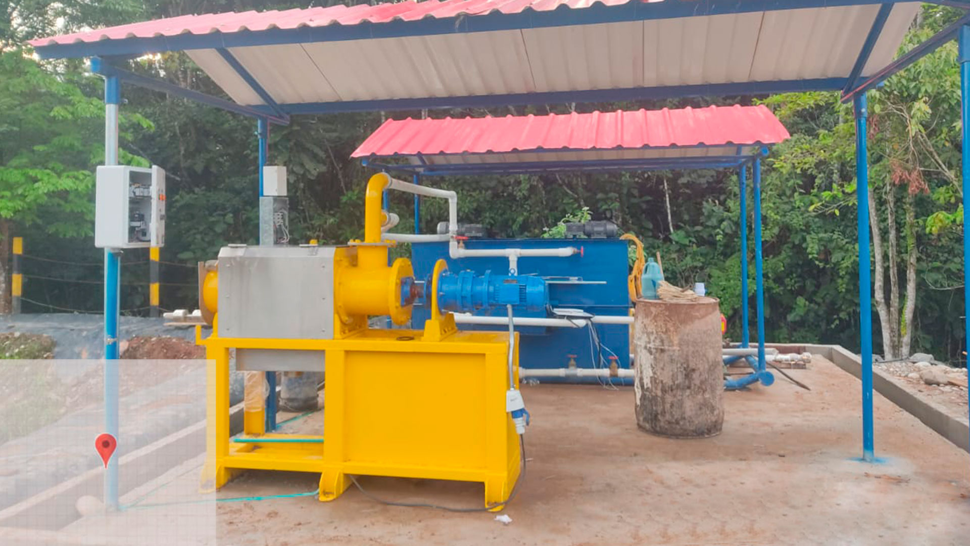 persona realizando pruebas en planta complementaria de tratamiento de aguas residuales - ver detalles de la planta