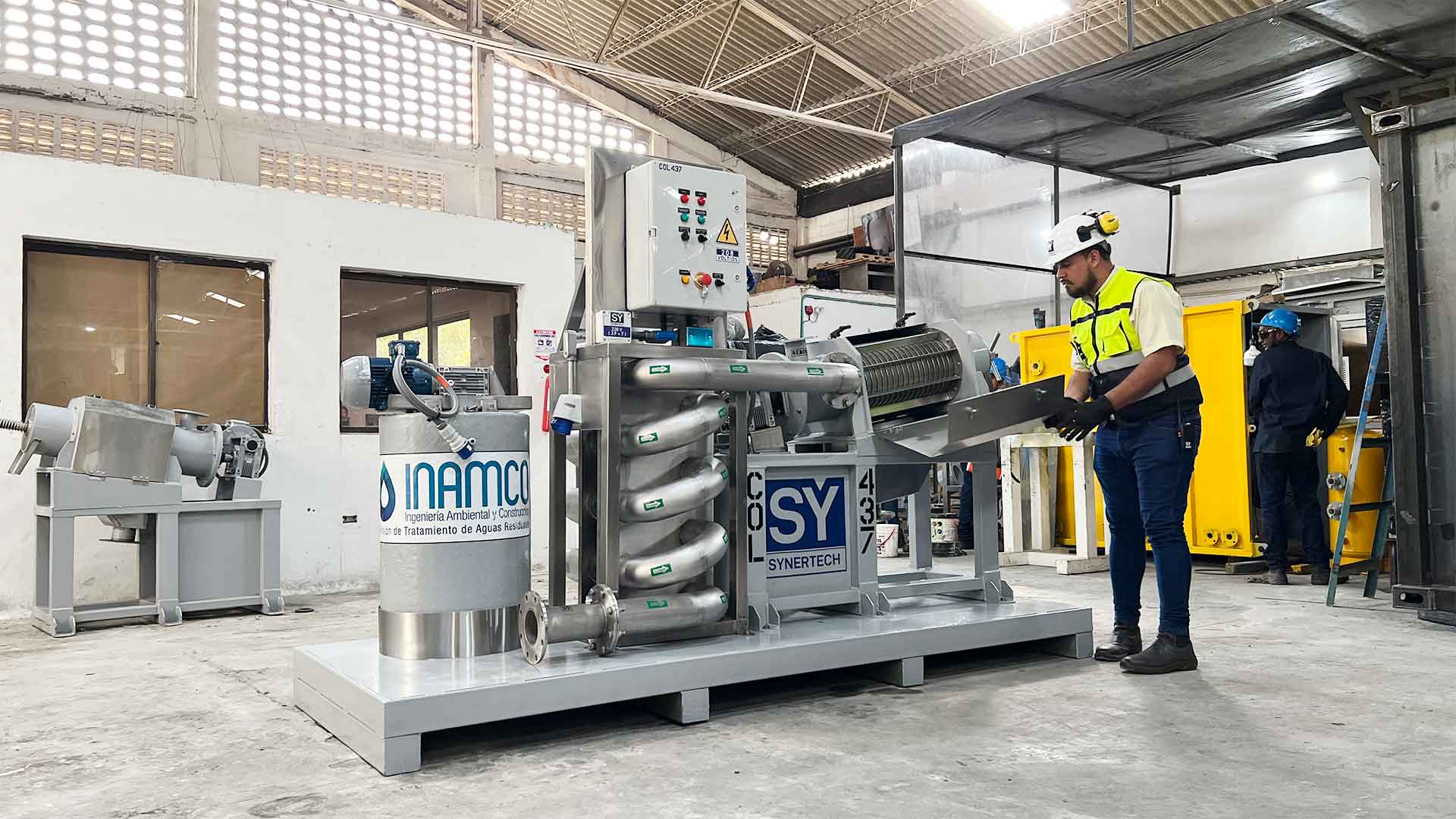 persona realizando pruebas en planta complementaria de tratamiento de aguas residuales - ver detalles de la planta